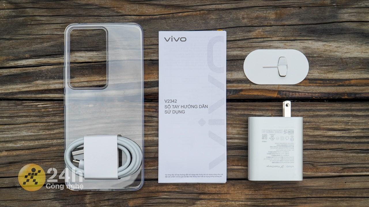 Bên trong hộp đựng Vivo Y100 còn đi kèm với đầy đủ những món phụ kiện cần thiết.