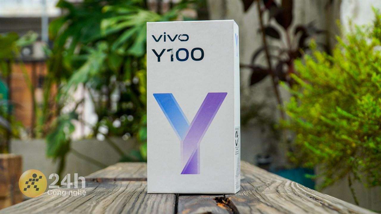 Hộp đựng Vivo Y100 được thiết kế rất đẹp mắt với logo chữ Y lớn ở chính giữa.