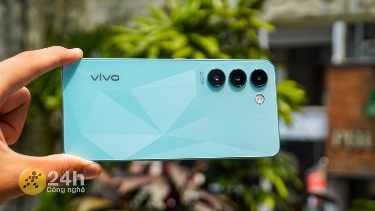 Mặt lưng Vivo Y100 nổi bật, đẹp mắt với những họa tiết kim cương nhưng cũng dễ bám mồ hôi lẫn dấu vân tay.