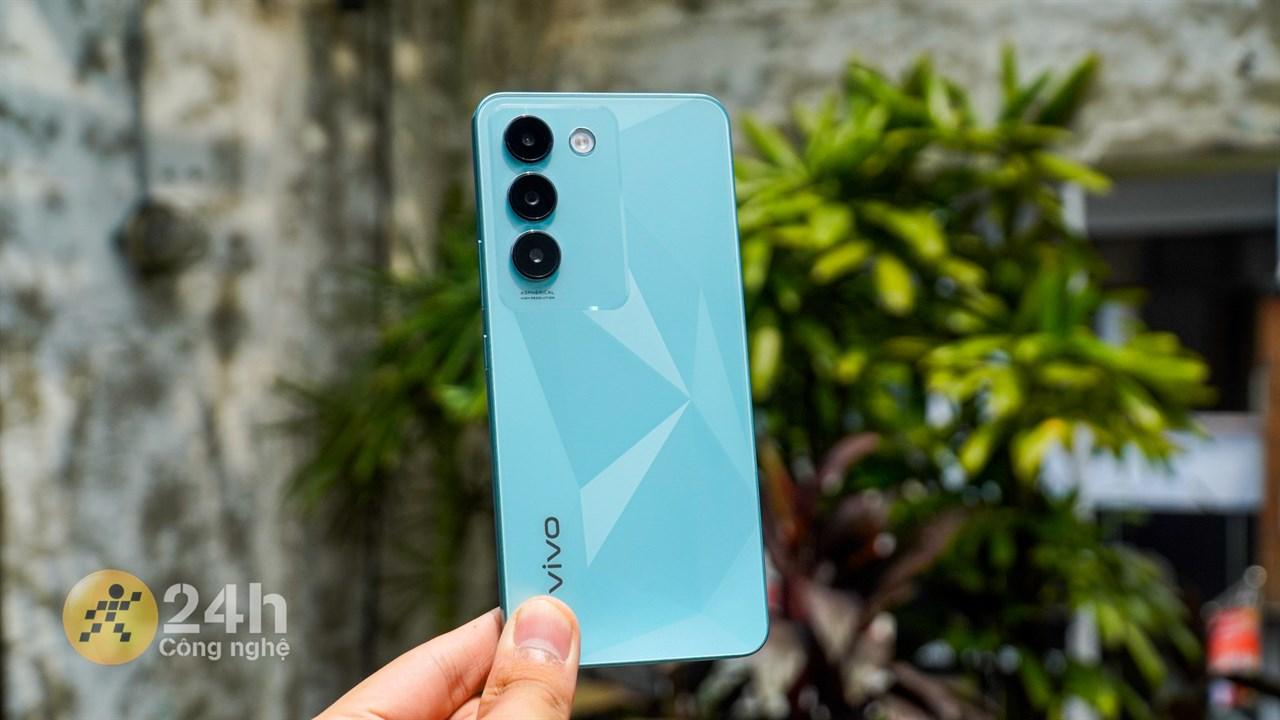 Vivo Y100 được hoàn thiện cực kỳ chắc chắn dù được làm từ nhựa.