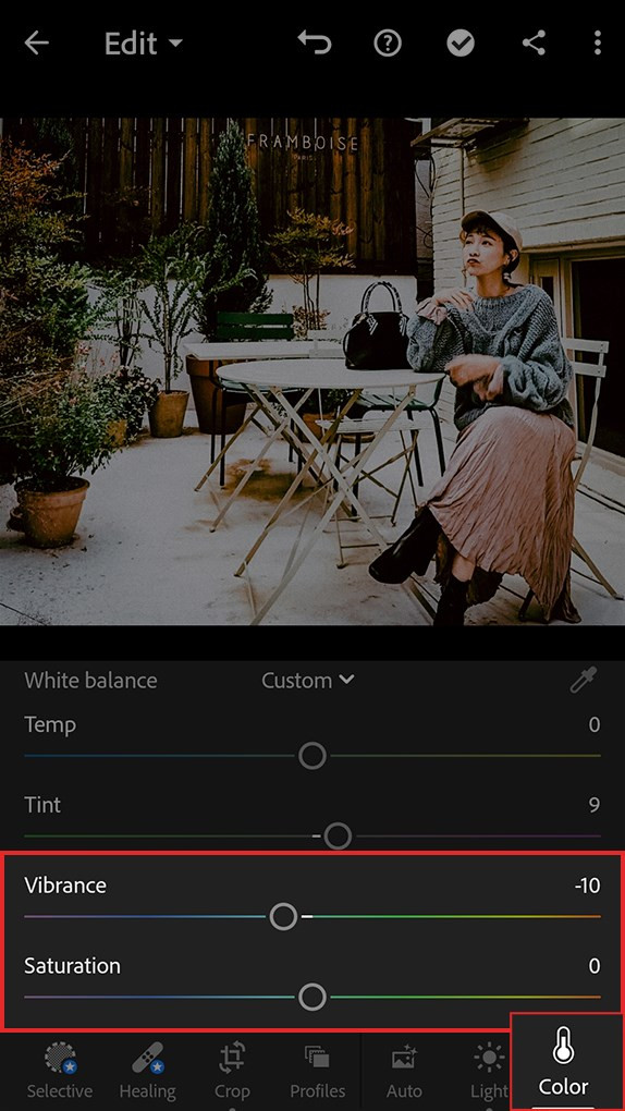 alt text: Điều chỉnh độ đậm nhạt màu trong Lightroom Mobile