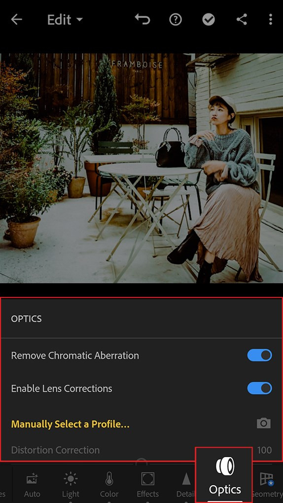 alt text: Hiệu chỉnh ống kính trong Lightroom Mobile