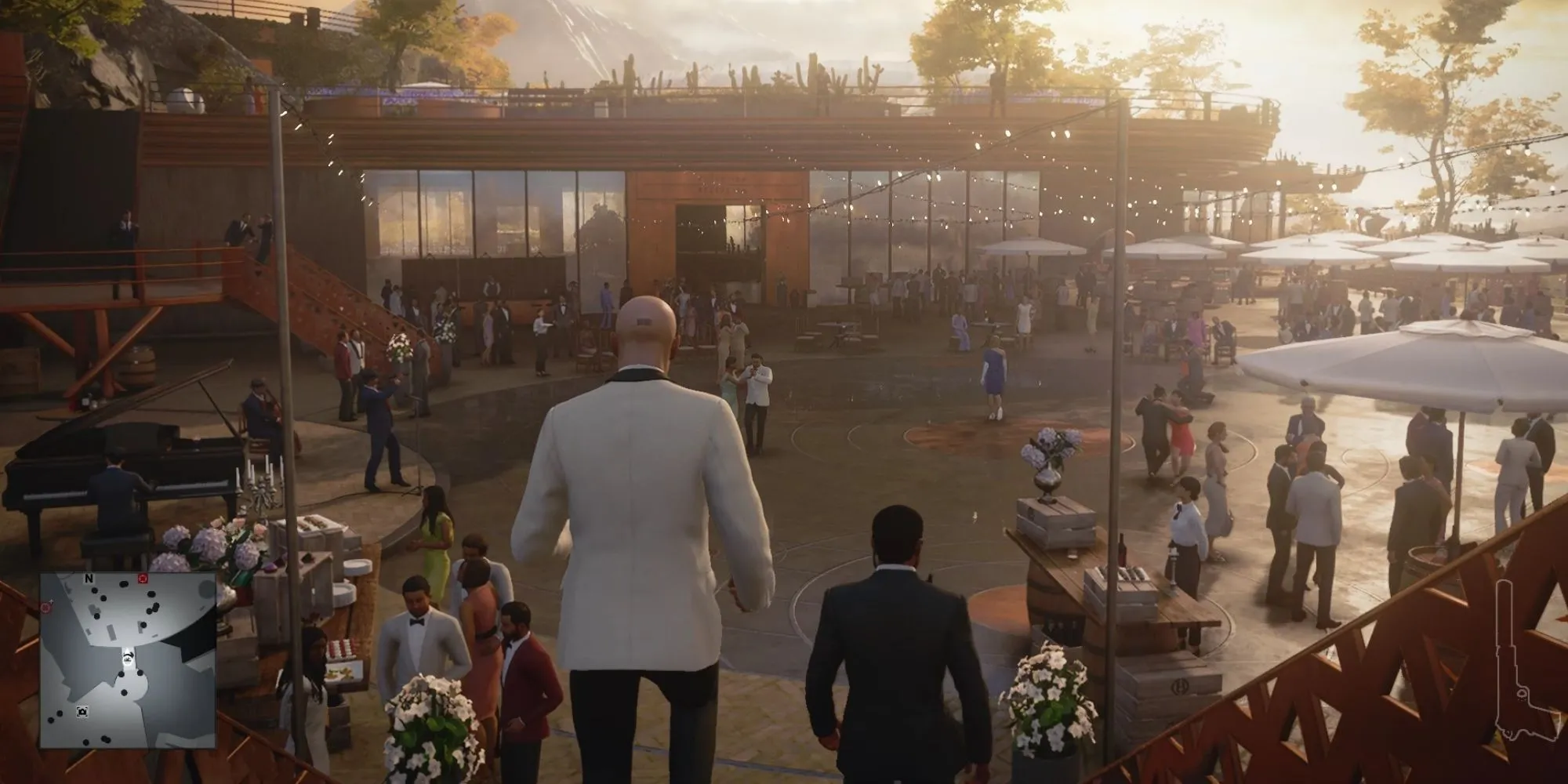 Agent 47, sát thủ đầu trọc đặc trưng, ẩn mình trong một môi trường game Hitman 3, thể hiện lối chơi hành động lén lút và khả năng ngụy trang.
