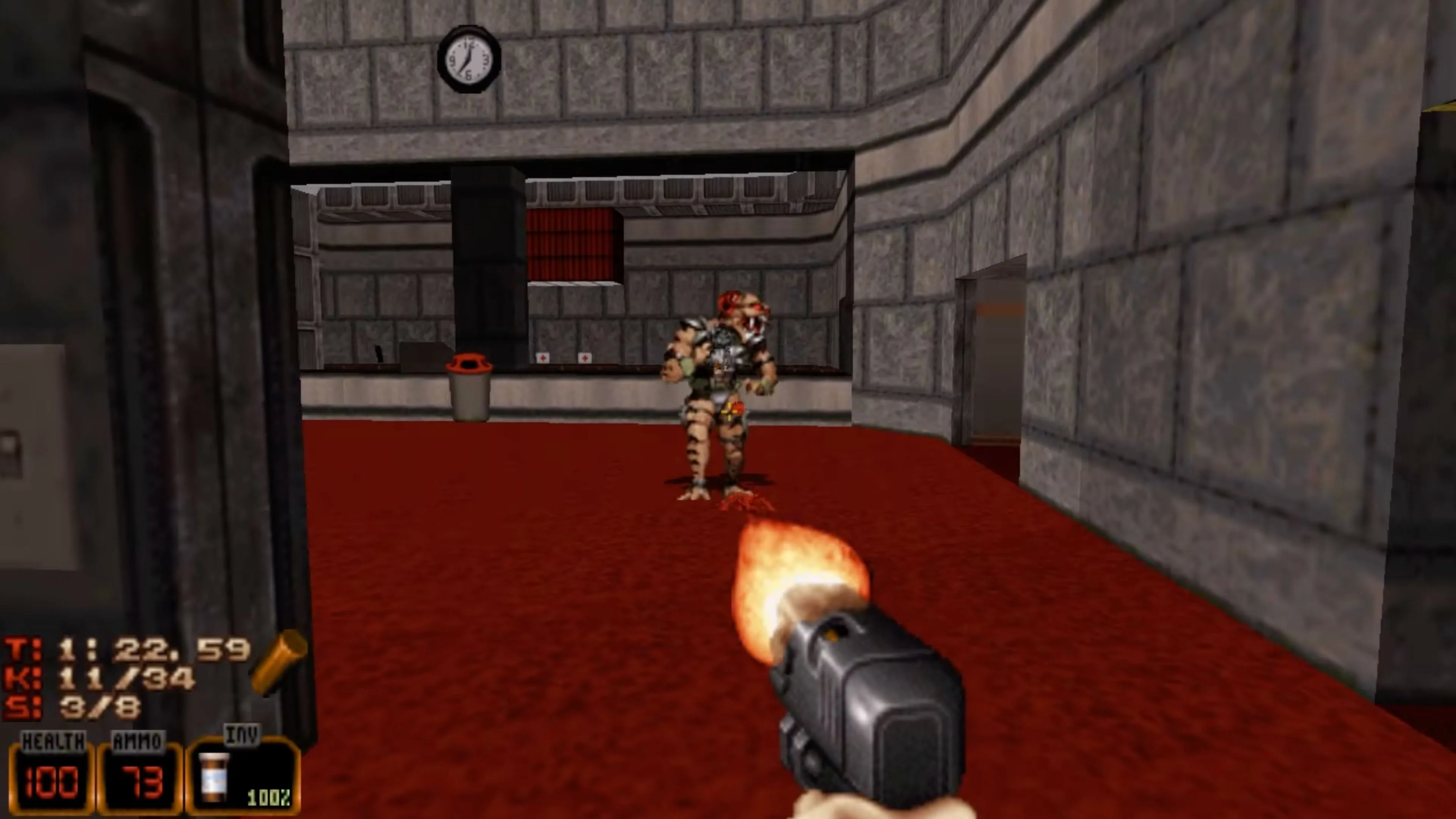 Cảnh chiến đấu góc nhìn thứ nhất trong game bắn súng cổ điển Duke Nukem 3D