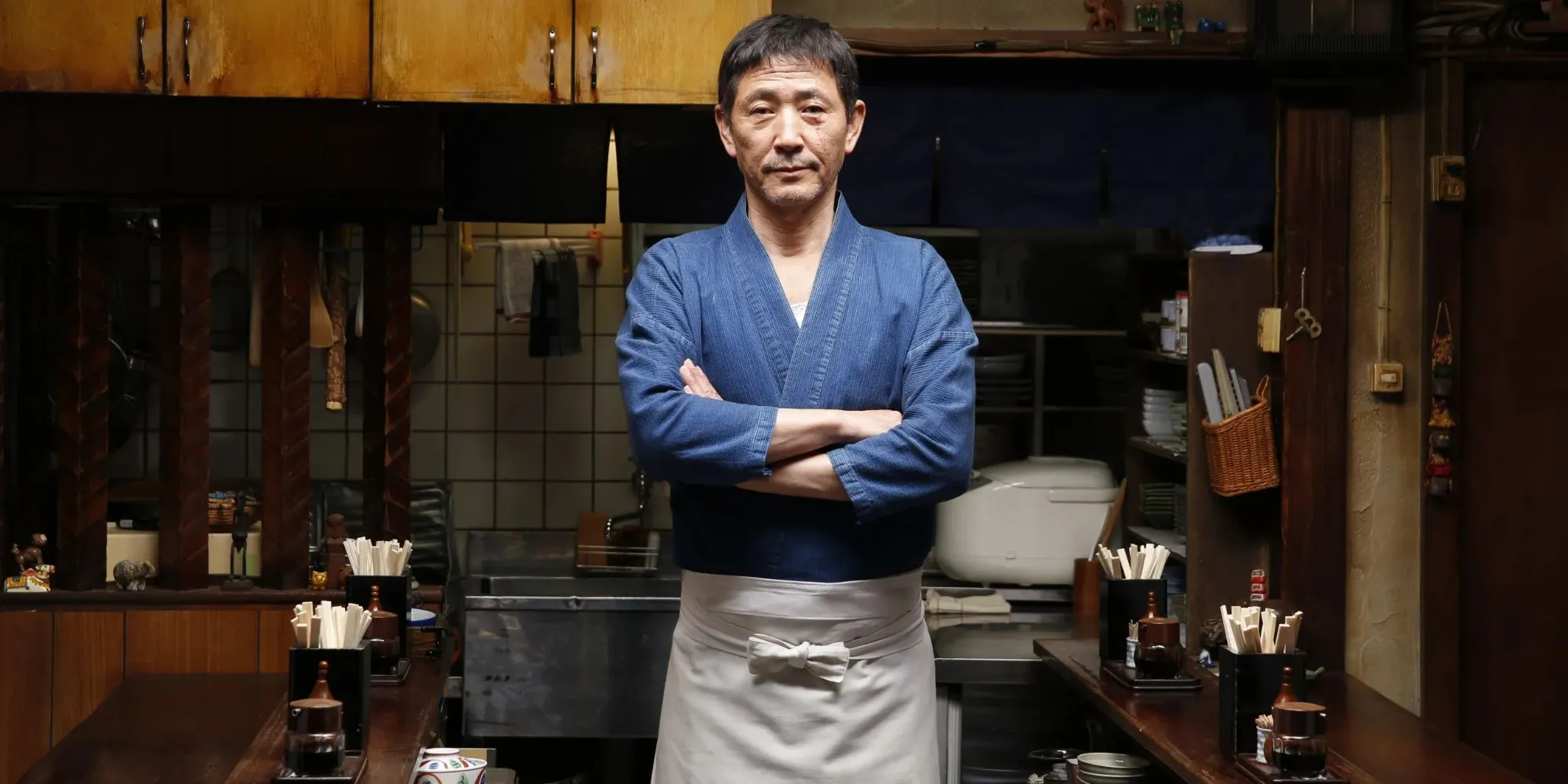 Cảnh quen thuộc trong series Midnight Diner với hình ảnh Master đang chuẩn bị món ăn