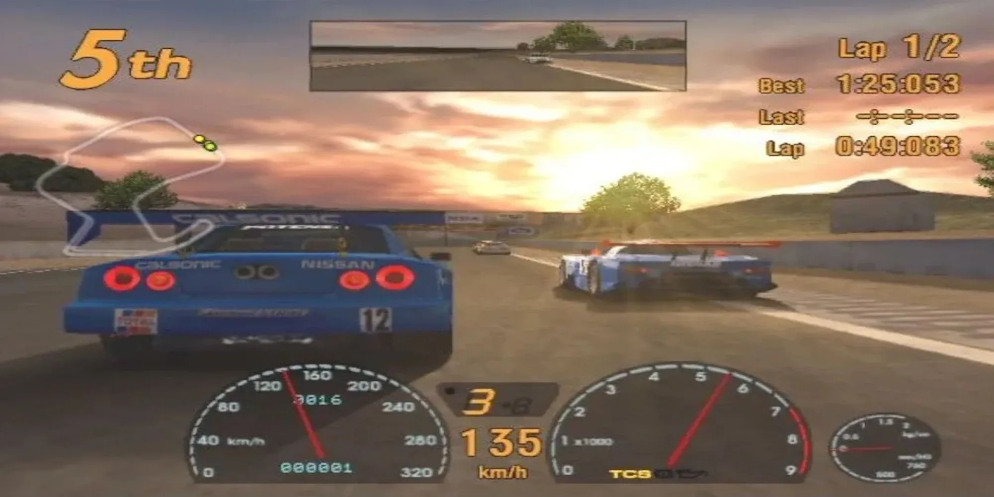 Chiếc xe đua màu xanh dương trong game Gran Turismo 3 A-Spec đang tăng tốc trên đường đua