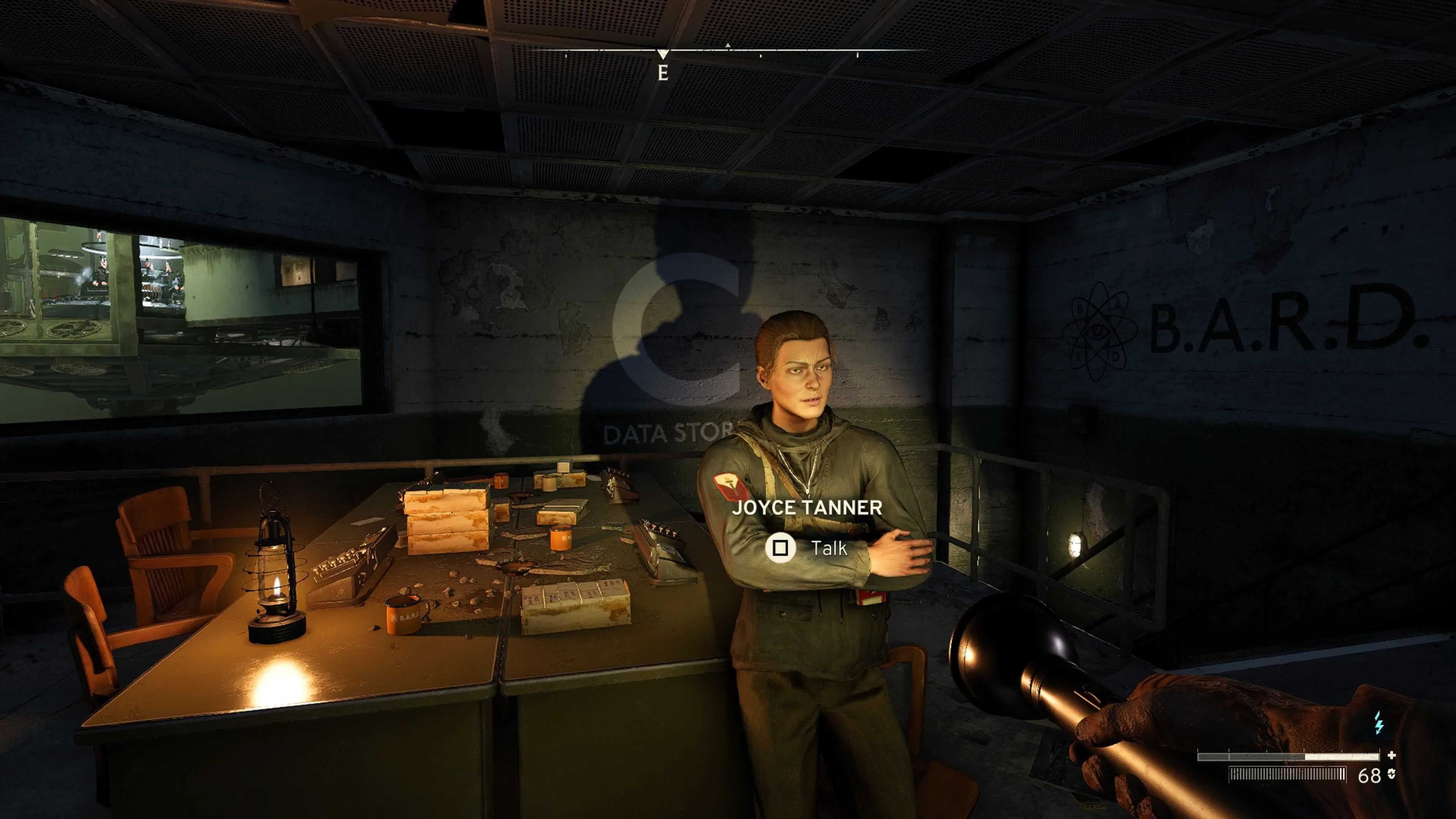 Hình ảnh Dr Joyce Tanner trong game Atomfall, nhân vật quan trọng trong nhiệm vụ kích hoạt trạm phát sóng.
