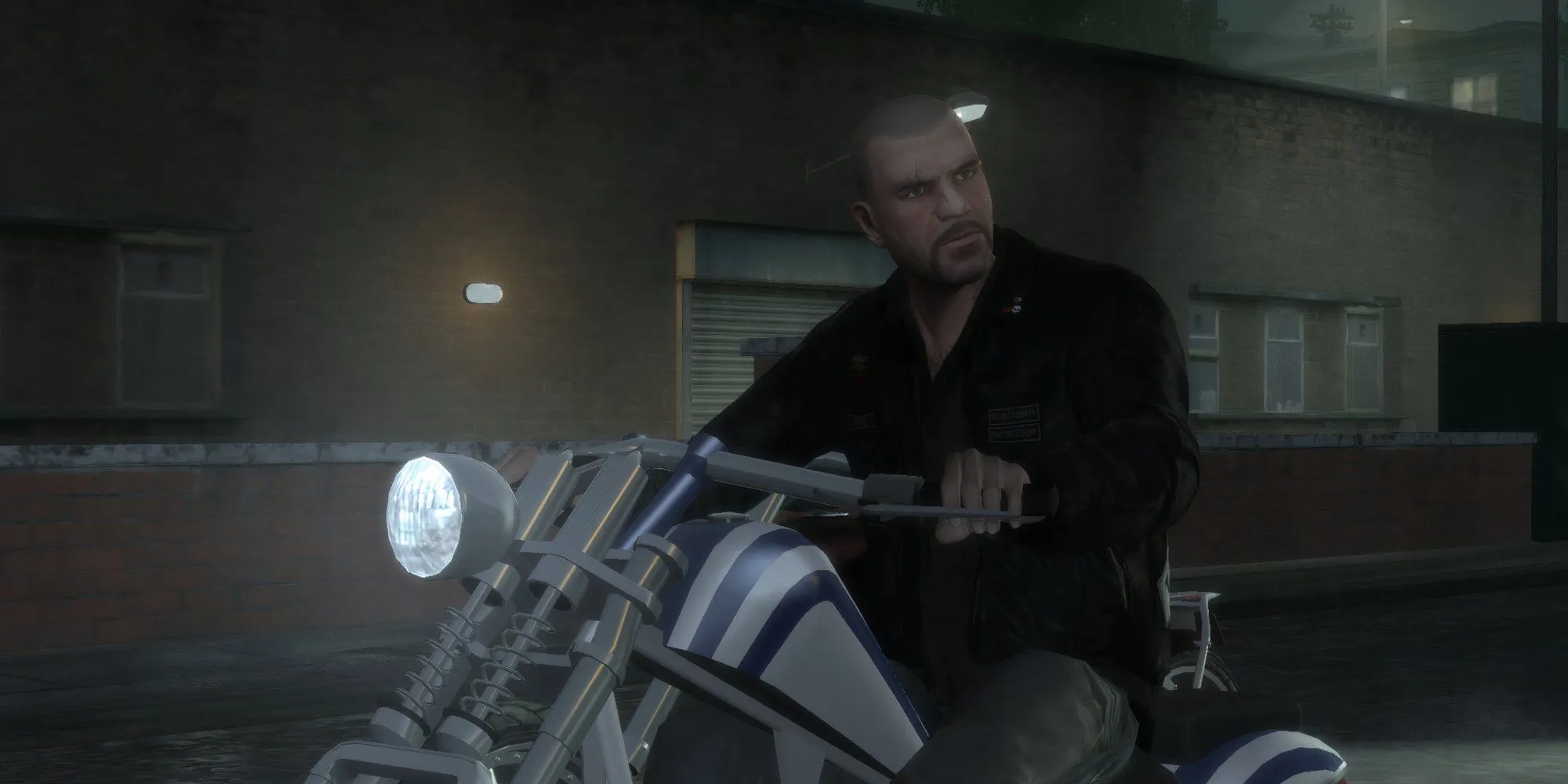Johnny Klebitz GTA 4 phóng xe mô tô trong đêm