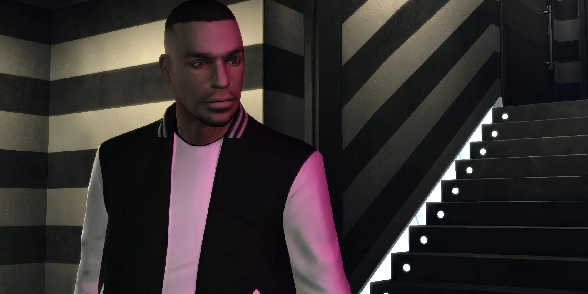 Luis Lopez nhân vật chính GTA 4 The Ballad Of Gay Tony đứng cạnh cầu thang