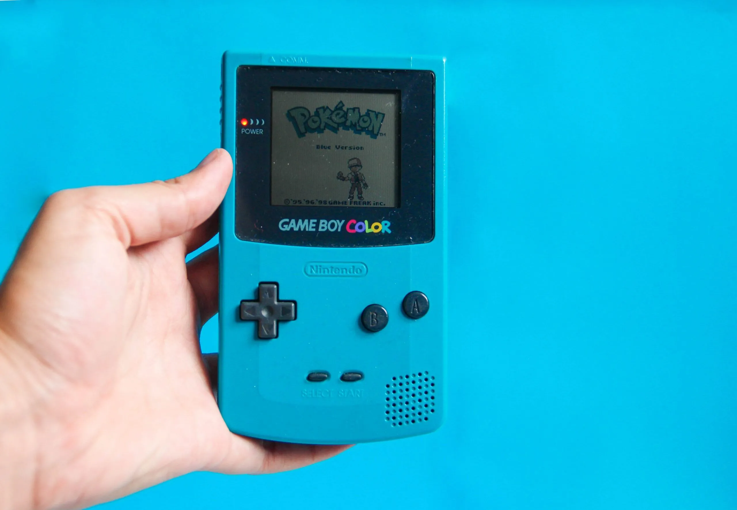 Máy chơi game Game Boy cầm tay với tựa game Pokemon Blue cổ điển gợi nhớ kỷ niệm
