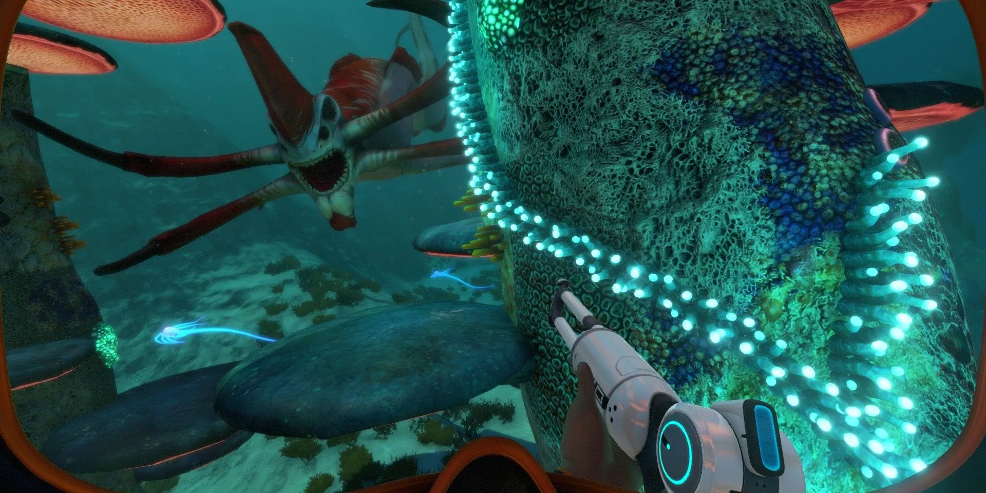 Một con Reaper Leviathan khổng lồ và đáng sợ bơi lượn trong làn nước tối, đối diện với chiếc tàu ngầm Seamoth nhỏ bé của người chơi trong game Subnautica.