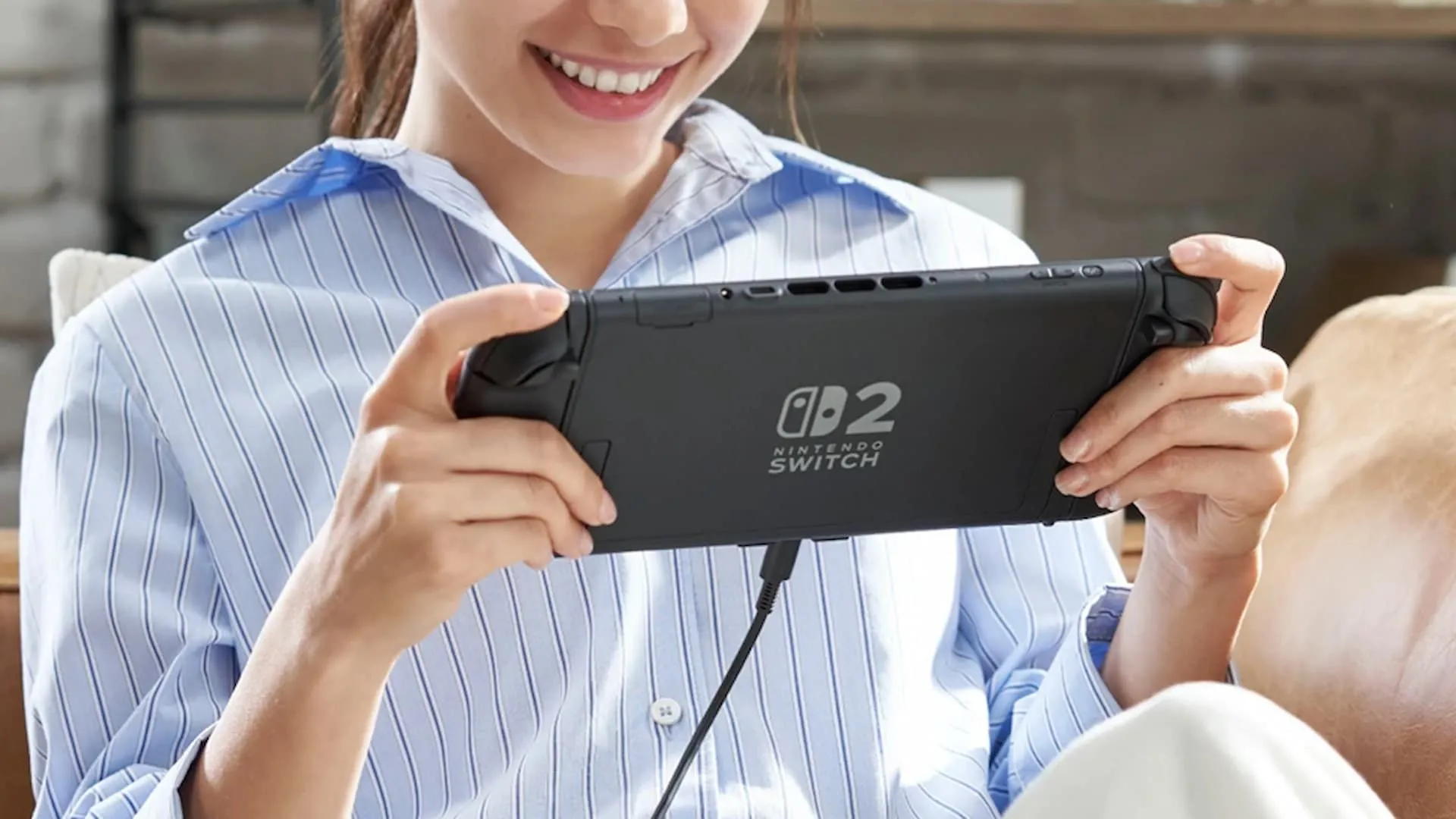 Người chơi trải nghiệm máy chơi game Nintendo Switch 2 cầm tay