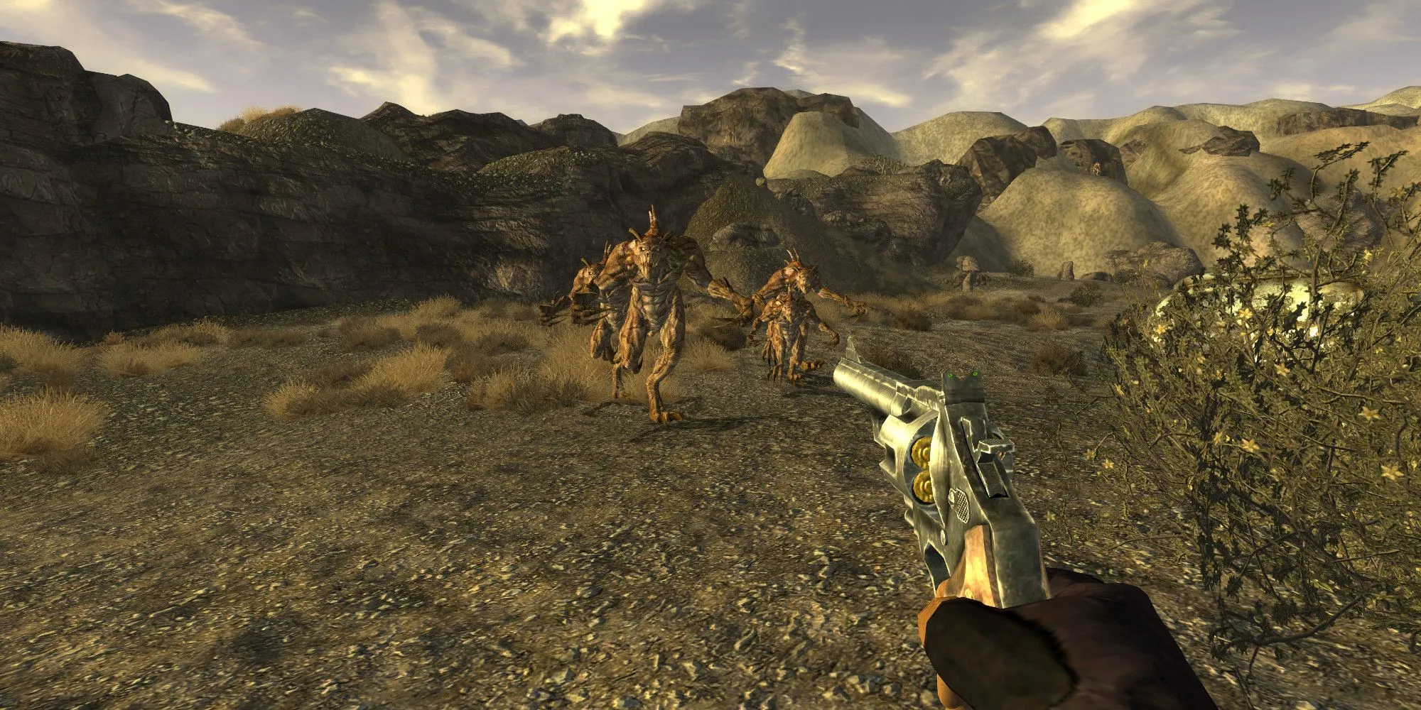 Người chơi trong Fallout New Vegas đối mặt với Deathclaws không HUD