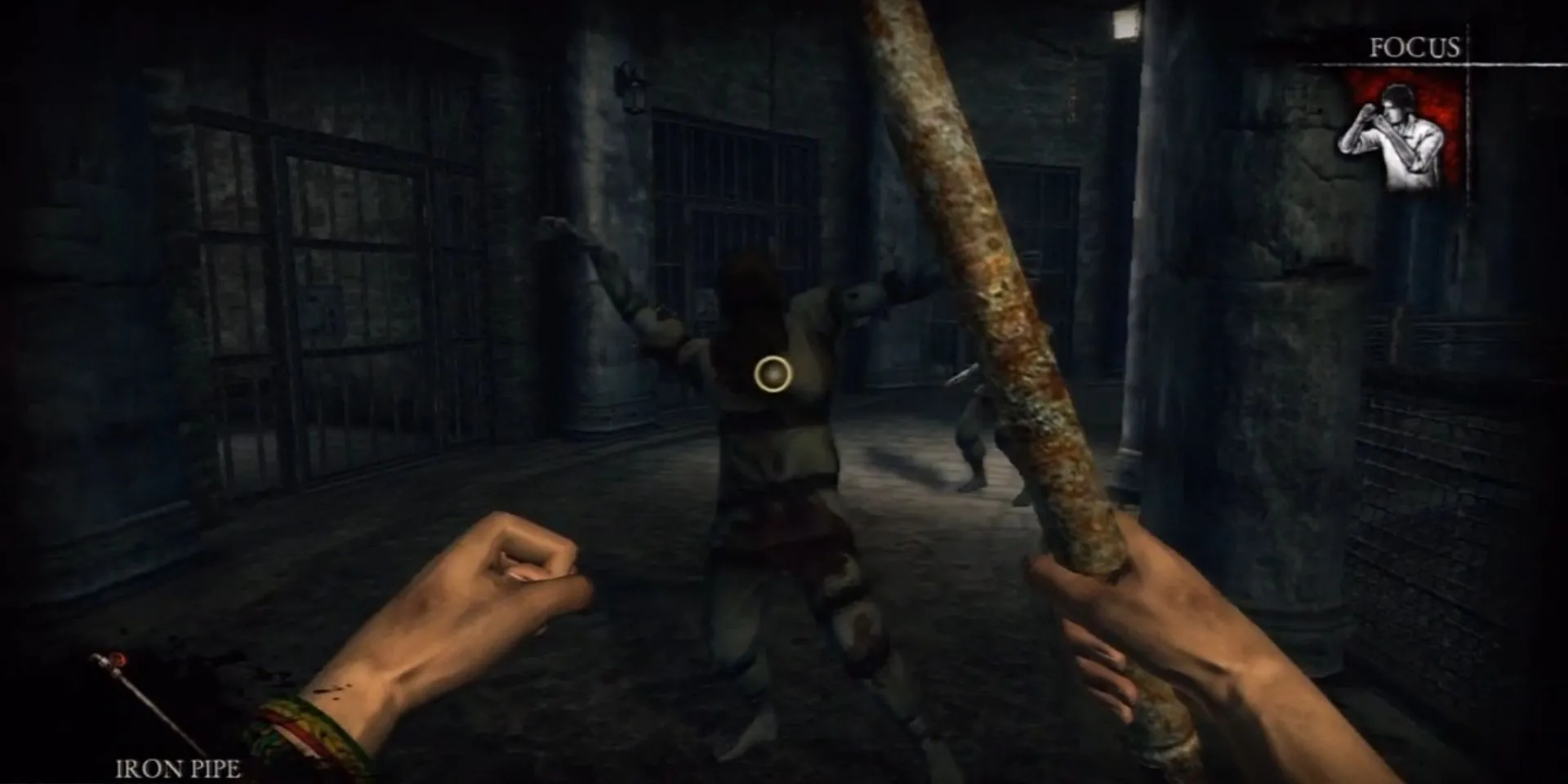 Nhân vật chính chiến đấu với một thây ma bằng ống sắt trong Rise of Nightmares trên Xbox 360 Kinect