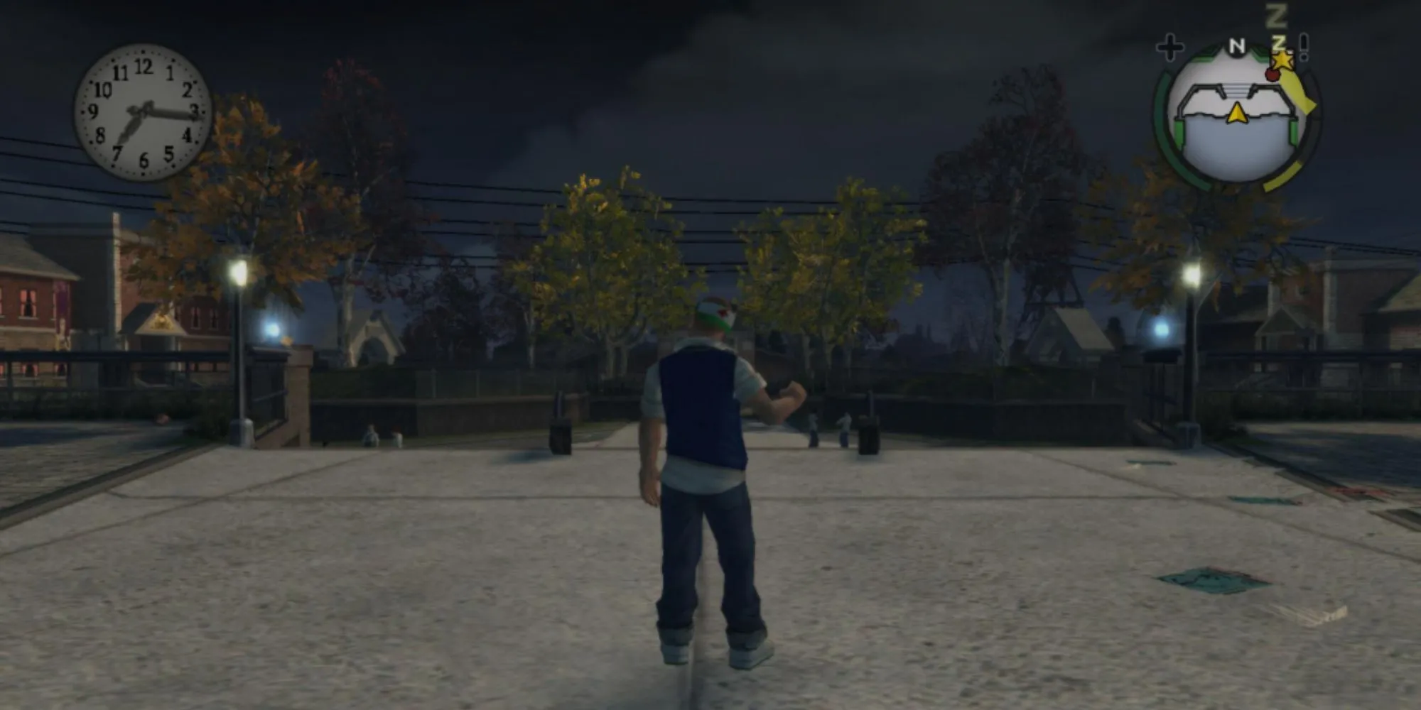 Nhân vật chính Jimmy Hopkins trong game Bully đứng trước cổng trường Bullworth Academy ban đêm