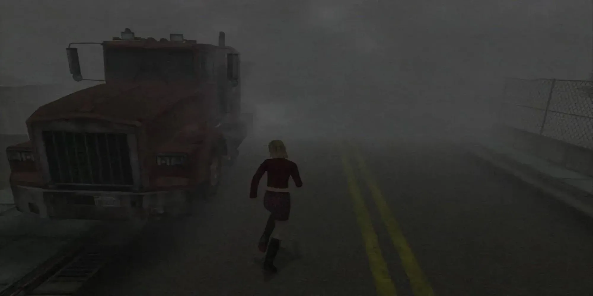 Nhân vật James Sunderland trong game Silent Hill 2 đang đối mặt với quái vật Pyramid Head trong hành lang tối tăm