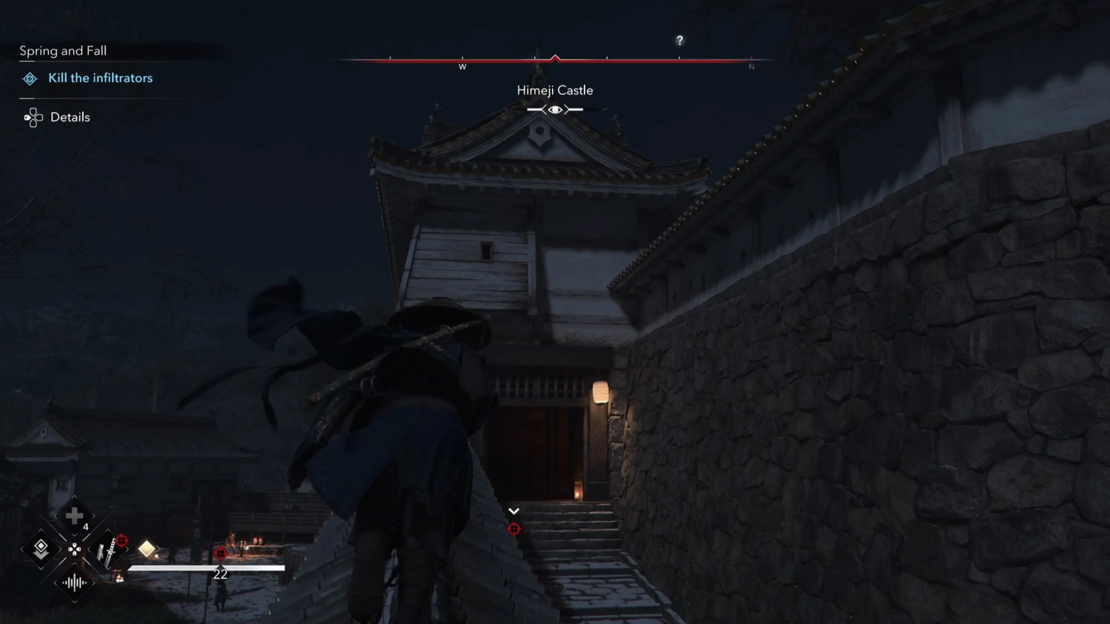 Nhân vật Naoe trong Assassin's Creed Shadows đang chuẩn bị thực hiện một cú ám sát từ trên cao xuống một kẻ địch đứng trên lối đi bằng gỗ
