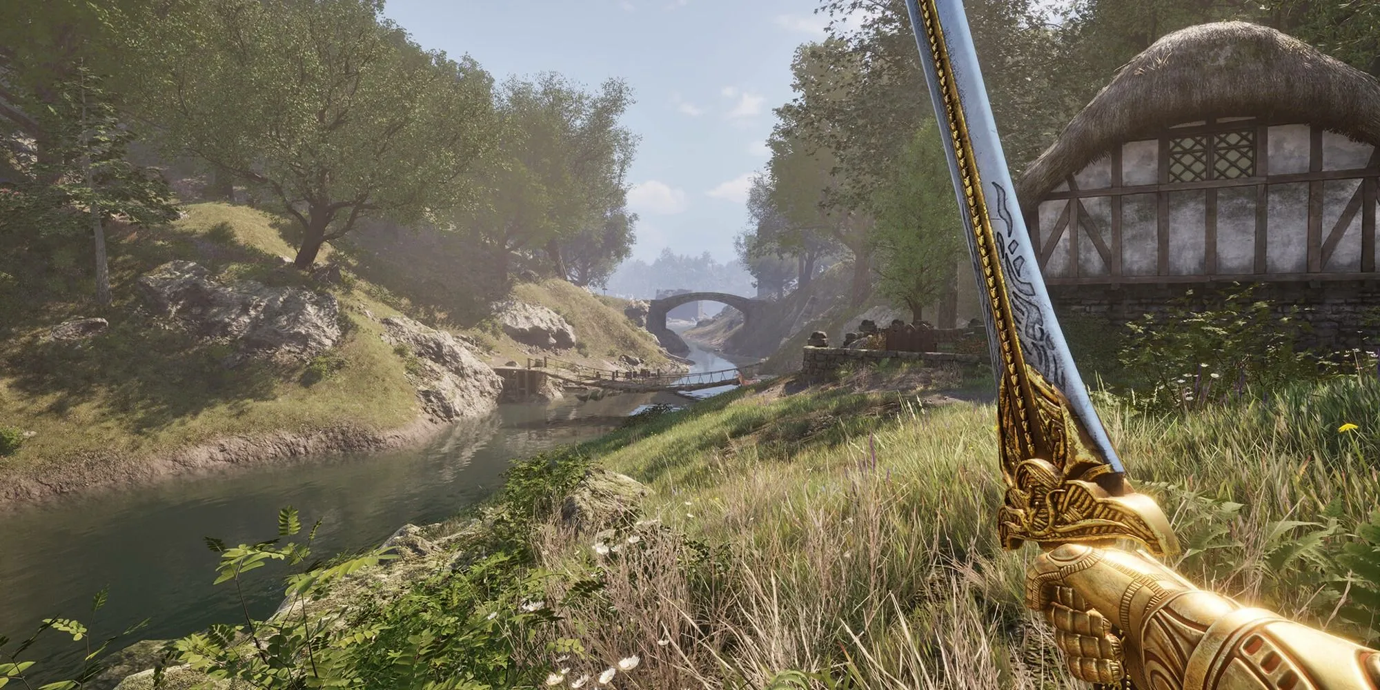 Nhân vật người chơi với thanh kiếm vàng trong phiên bản remaster của The Elder Scrolls IV: Oblivion, minh họa cho khả năng tùy biến nhân vật và khám phá thế giới.