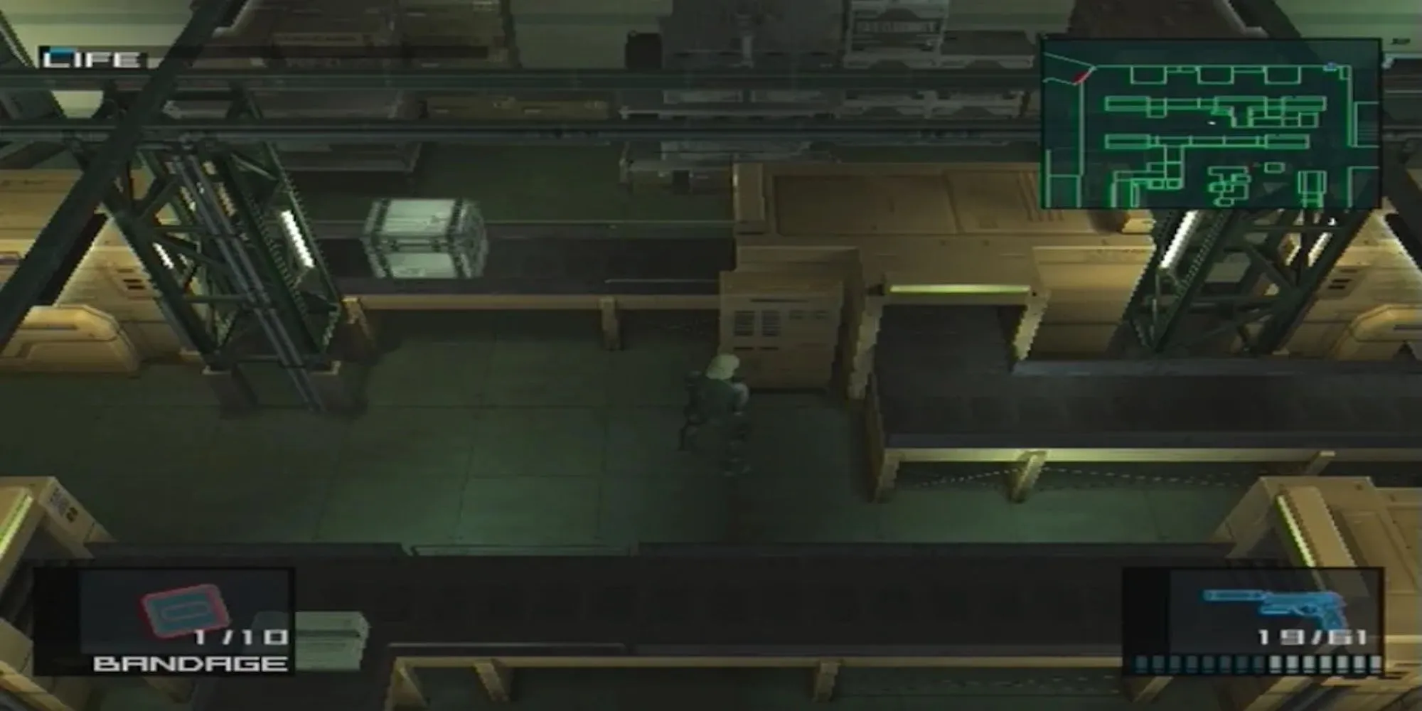 Nhân vật Raiden trong game Metal Gear Solid 2 Sons of Liberty đang ẩn nấp sau một thùng hàng