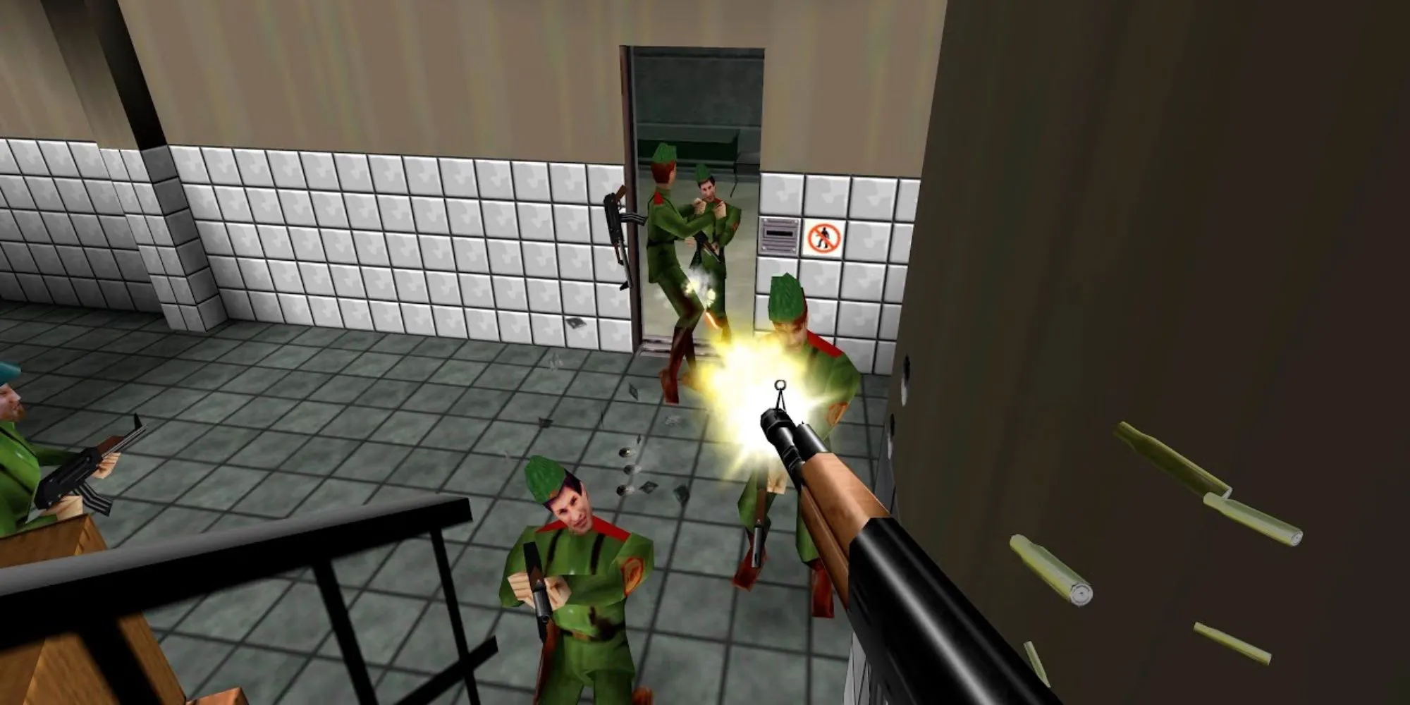 Nhân vật trong Goldeneye 007 đang bắn kẻ thù ở cuối cầu thang trên hệ máy N64