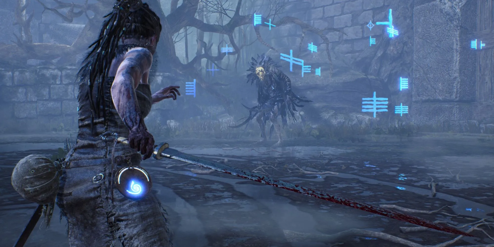Senua đối mặt quái vật trong thế giới ám ảnh của Hellblade.