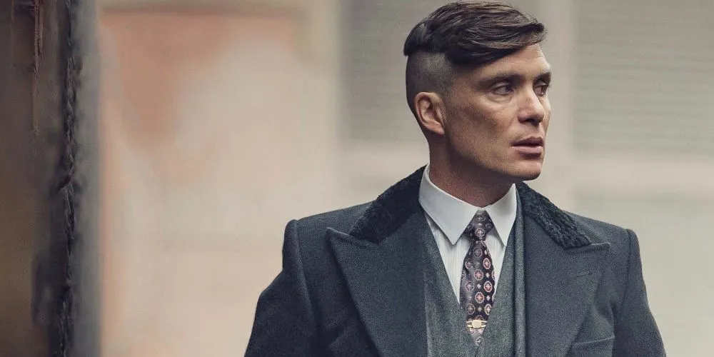 Tommy Shelby, thủ lĩnh băng đảng Peaky Blinders, với vẻ mặt đầy quyền lực