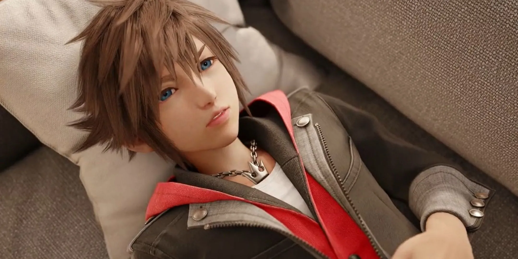 Sora đang nằm trên ghế sofa sau khi tỉnh dậy trong Kingdom Hearts 4.