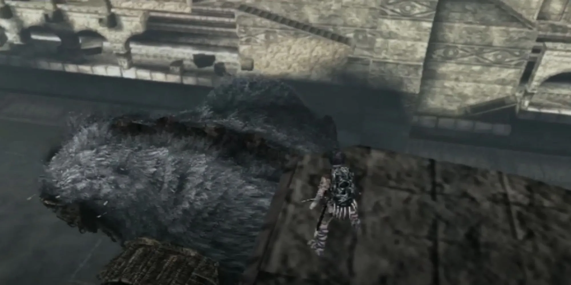 Cảnh tượng trong game Shadow of the Colossus với nhân vật chính leo lên lưng một Colossus khổng lồ