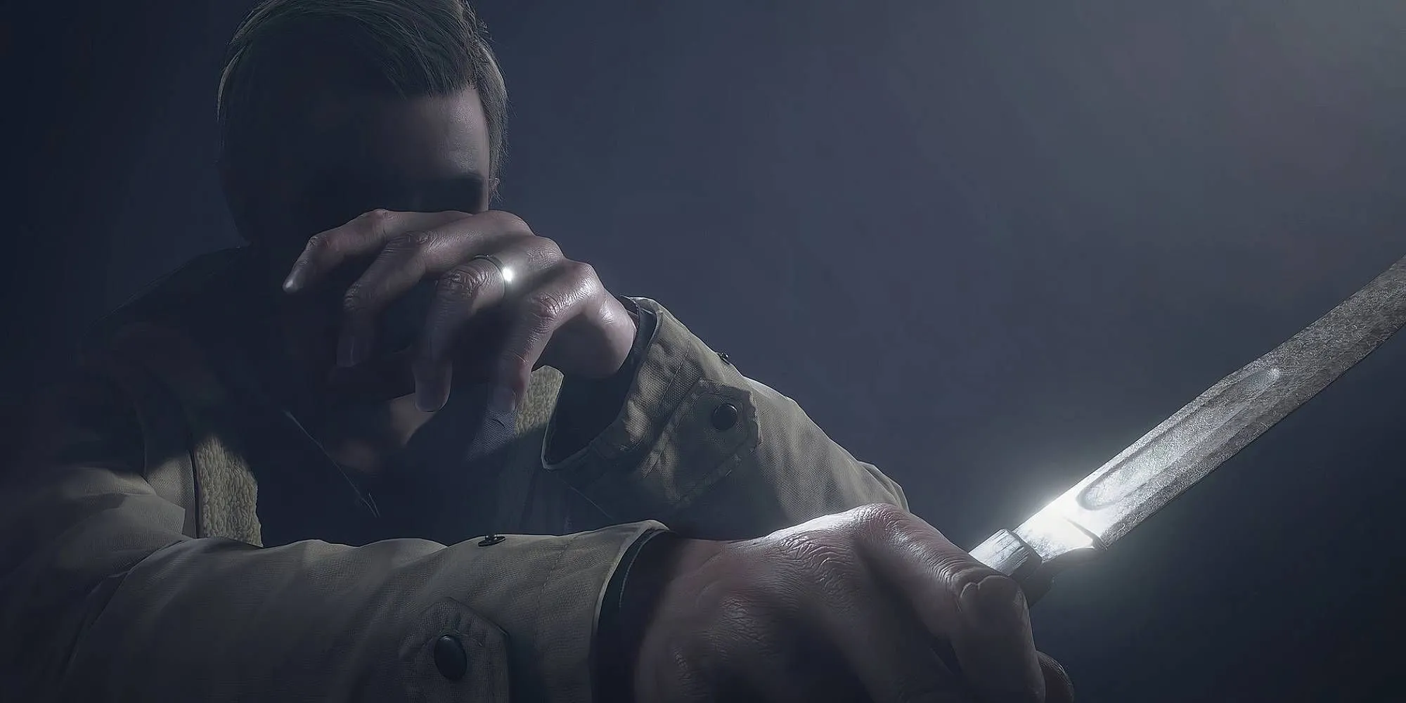 Ethan Winters dùng dao che mặt, biểu cảm ngạc nhiên trong Resident Evil Village
