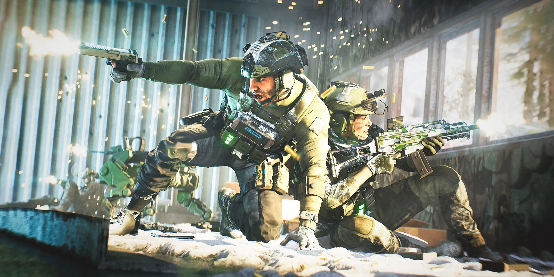 Hai đặc nhiệm trong Battlefield 2042 ẩn nấp trong nhà, chiến đấu căng thẳng qua cửa sổ giữa cảnh vật không thể phá hủy hoàn toàn.