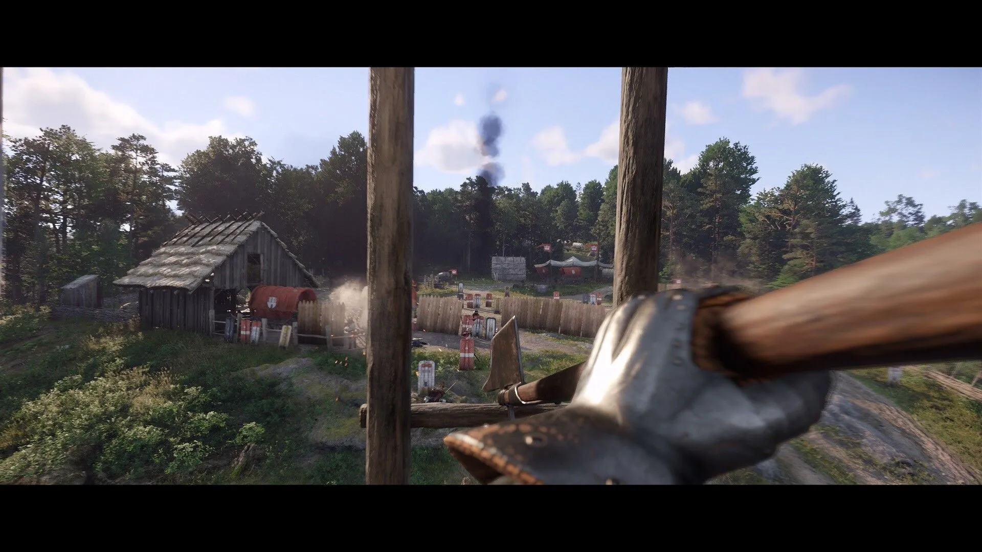 Henry đang cưỡi ngựa qua một cánh đồng trong Kingdom Come Deliverance 2, thể hiện yếu tố khám phá thế giới mở rộng lớn của trò chơi.