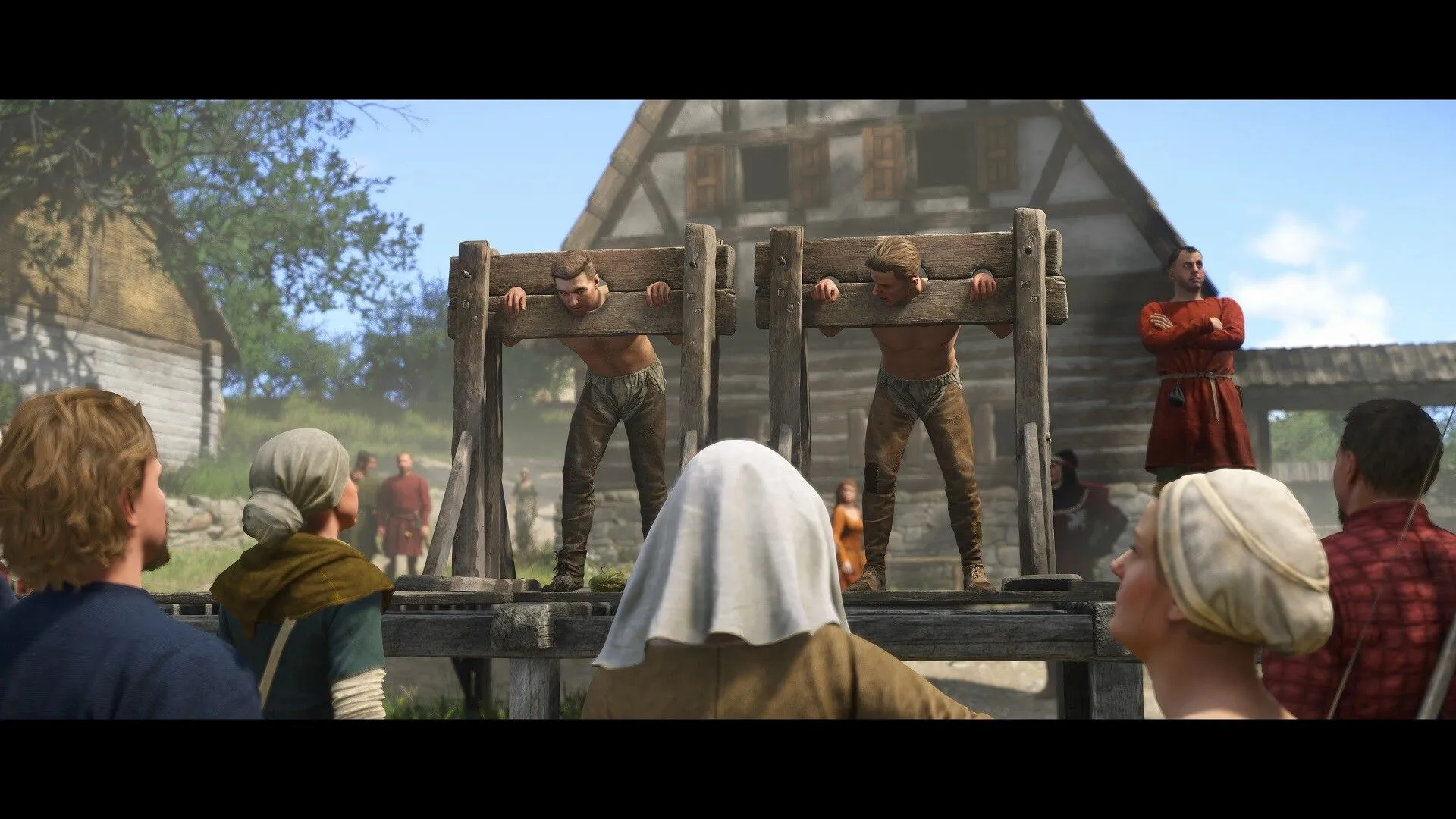 Henry đứng trên một ngọn đồi nhìn ra thị trấn trong Kingdom Come Deliverance 2, tạo cảm giác về sự rộng lớn của thế giới và hành trình của nhân vật.