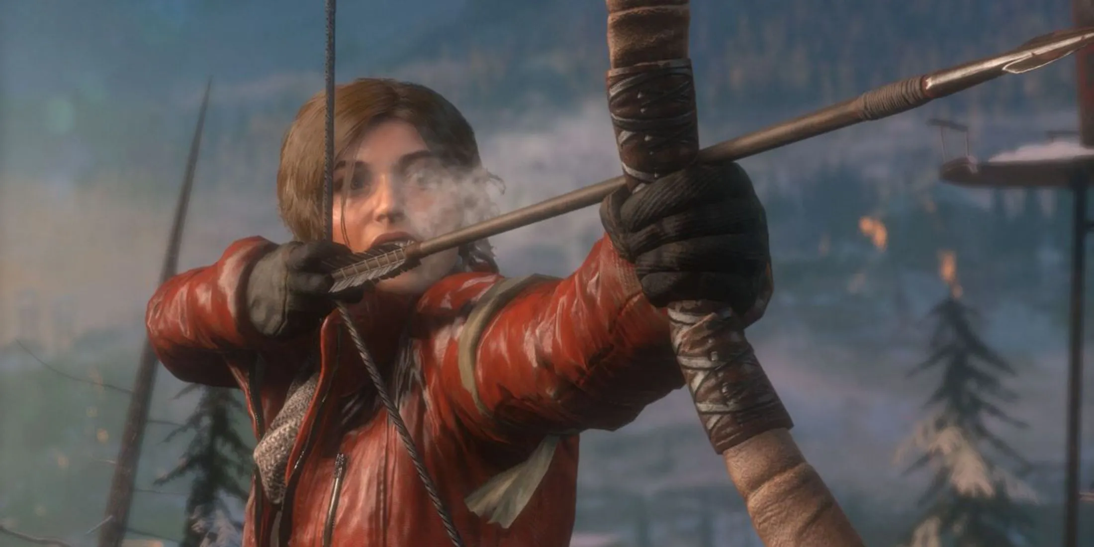 Lara Croft giương cung trong rừng tuyết phủ của Rise Of The Tomb Raider