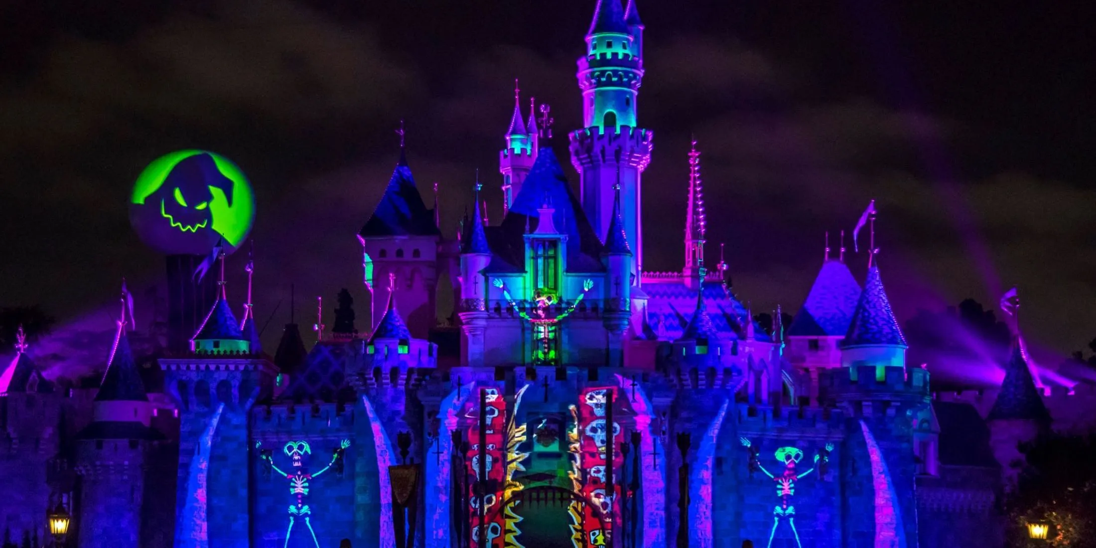 Màn trình diễn ánh sáng Halloween Screams tại Disneyland, gợi ý cho các sự kiện lễ hội sắp tới.