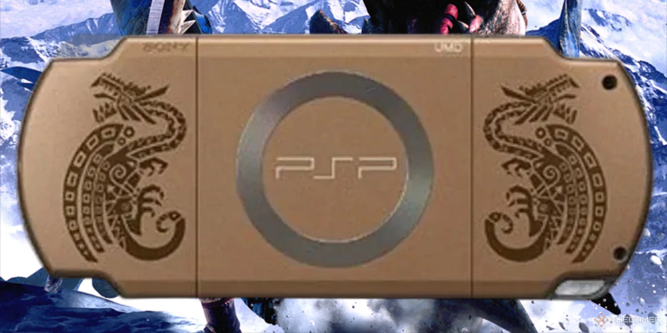 Mặt sau máy PSP-2000 phiên bản Monster Hunter Portable 2nd G màu đồng với các họa tiết chạm khắc độc đáo
