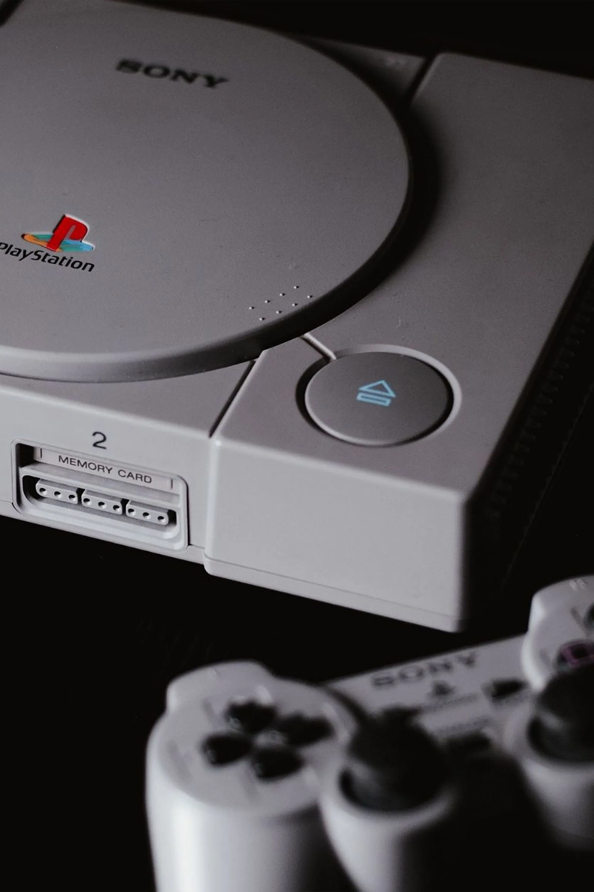 Máy chơi game console PlayStation 1 nguyên bản với logo Sony