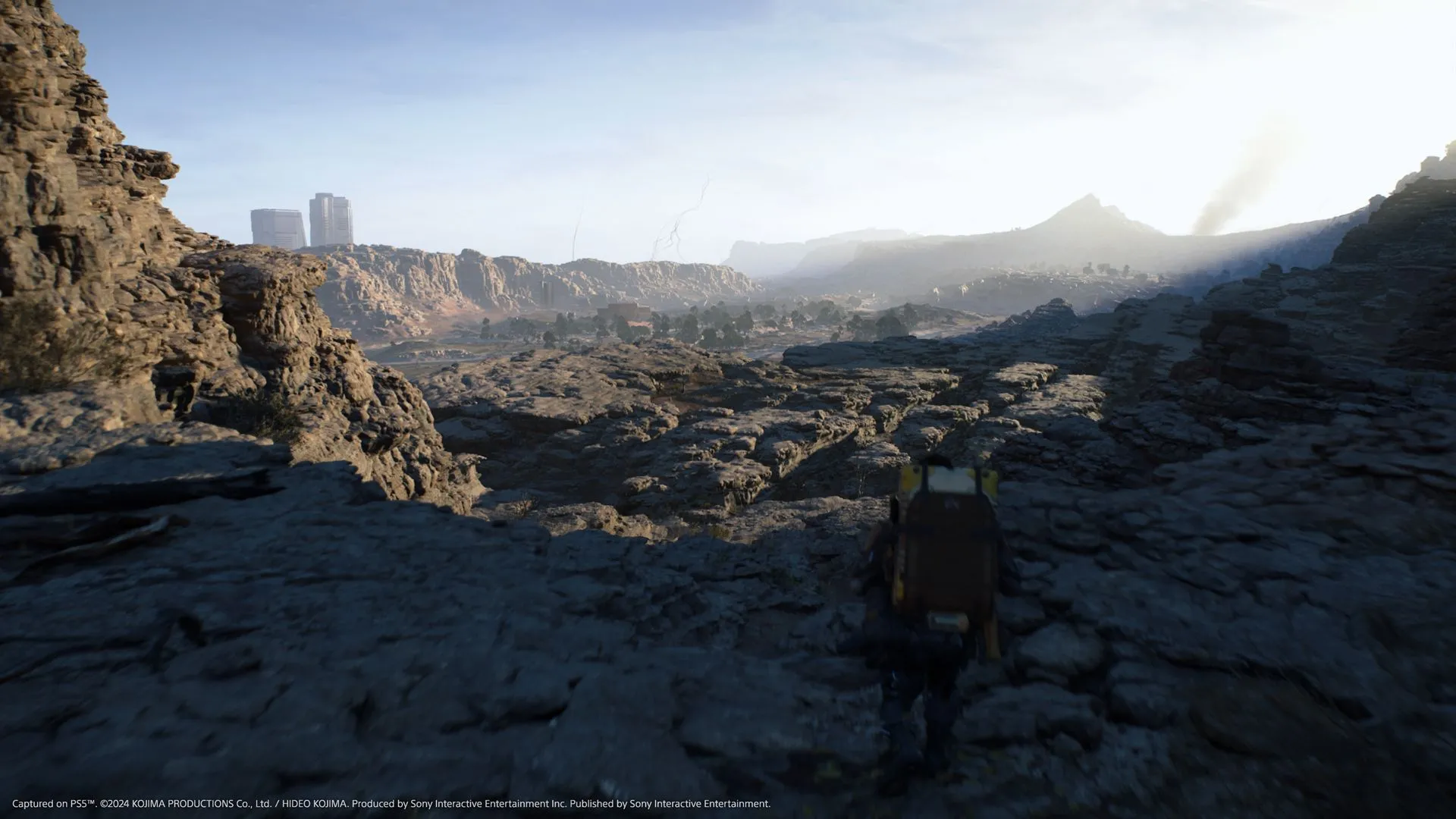 Một đoạn đường zipline được dựng lên giữa hai điểm cao trong Death Stranding 2, minh họa phương thức di chuyển vượt địa hình nhanh chóng