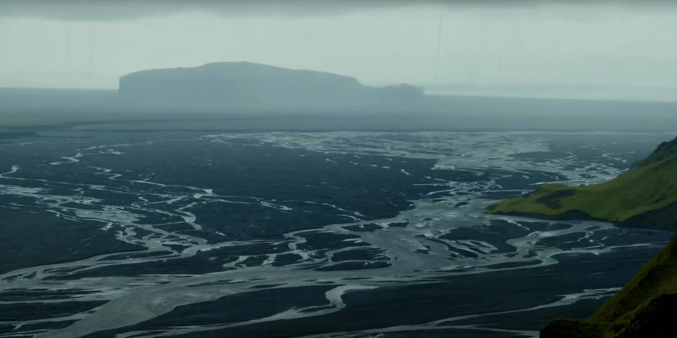 Phong cảnh hoang tàn rộng lớn trong Death Stranding, nơi người chơi phải vượt qua nhiều thử thách địa hình