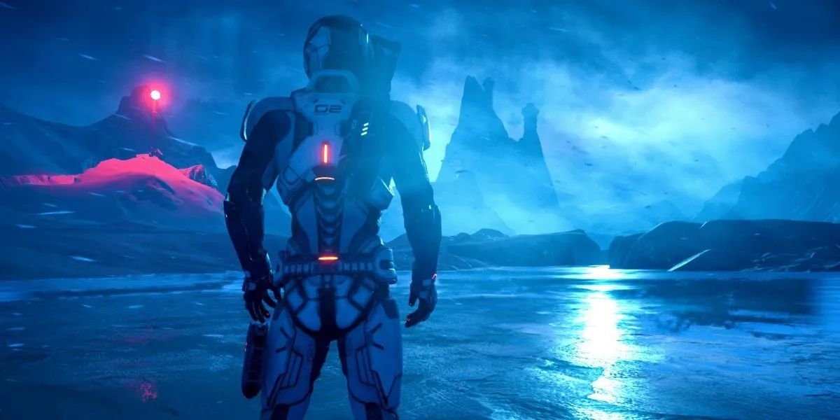 Ryder, nhân vật chính trong Mass Effect: Andromeda, đứng giữa bão tố trên một hành tinh.