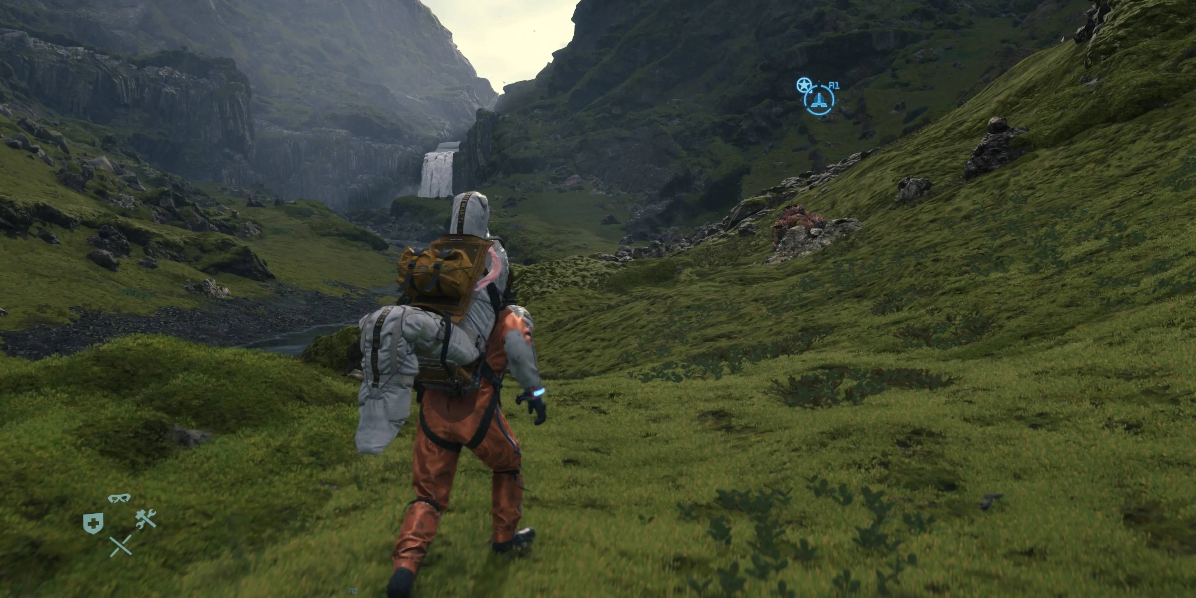 Sam Porter Bridges di chuyển qua địa hình cỏ xanh, thể hiện gameplay vận chuyển đặc trưng của Death Stranding