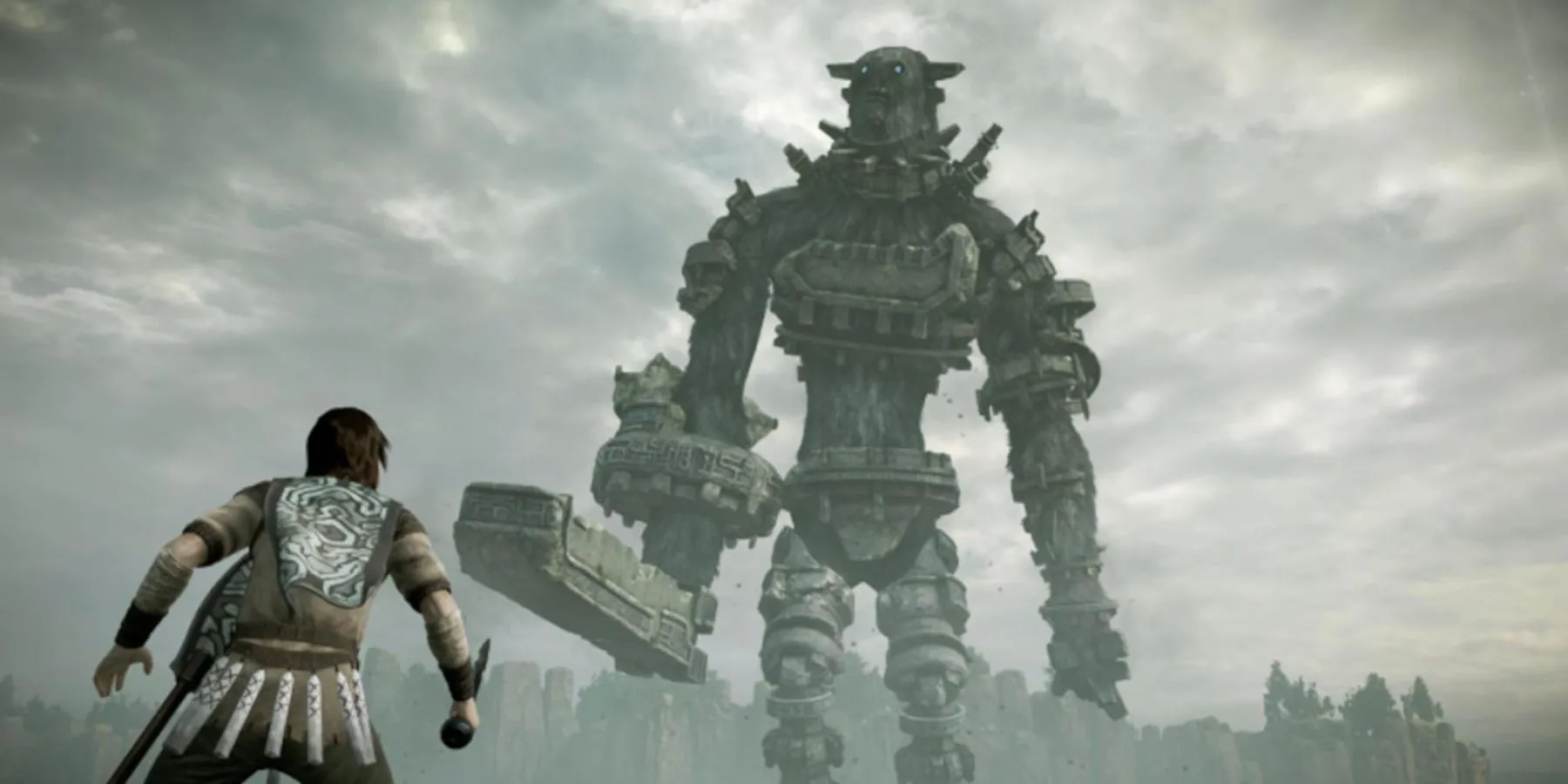 Wander chuẩn bị giao chiến với một Colossus khổng lồ, thể hiện sự đối đầu kịch tính và quy mô của các trận chiến trong Shadow of the Colossus.